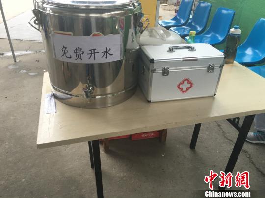 圖為石家莊“公交休憩驛站”內(nèi)的便民服務(wù)?！±钛?攝