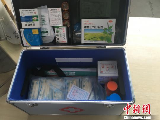 圖為石家莊“公交休憩驛站”內(nèi)為市民免費提供的一些醫(yī)藥用品?！±钛?攝