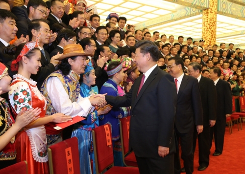 8月18日晚，第五屆全國少數(shù)民族文藝會(huì)演開幕式文藝晚會(huì)在北京人民大會(huì)堂隆重舉行，習(xí)近平、李克強(qiáng)、俞正聲、劉云山等黨和國家領(lǐng)導(dǎo)人出席觀看。演出開始前，習(xí)近平等會(huì)見了各民族演職人員代表。