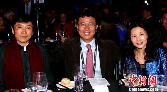 從左至右：曹文軒、張明舟，以及兒童文學作家、曹文軒妹妹曹文芳。　孟令媛 攝