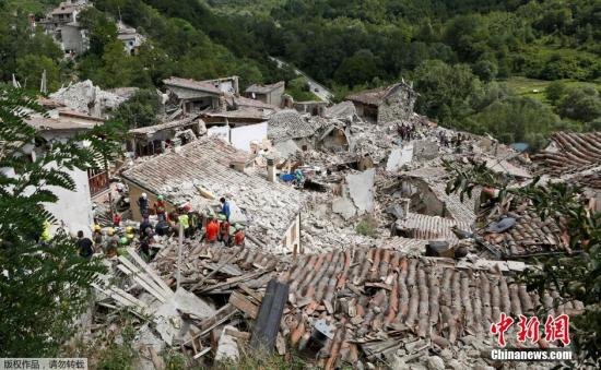 意大利中部城市PESCARA DEL TRONTO收到地震影響，大量建筑成為廢墟。