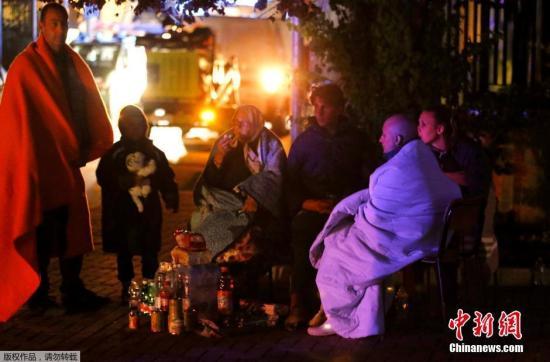8月25日，據(jù)外媒報(bào)道，意大利民防局消息稱，意大利6級(jí)以上破壞性地震造成的遇難者人數(shù)已上升至159人。尚有大量群眾被埋在瓦礫底下，因此死亡數(shù)字很可能繼續(xù)上升。圖為阿馬特里切市的受災(zāi)民眾街頭過夜。