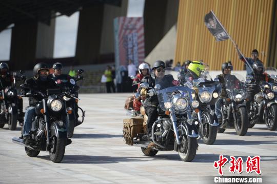 圖為動力機車隊伍整裝待發(fā)?！⑽娜A 攝