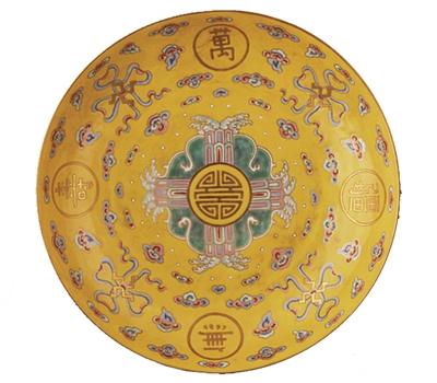 黃地粉彩描金萬壽無疆盤。