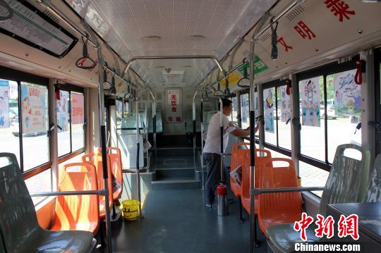 公交車廂內(nèi)張貼的各類防騙漫畫，惟妙惟肖通俗易懂?！≈苄≡?攝