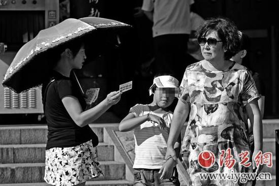 昨日，大雁塔附近“黑導(dǎo)游”攔路向游人發(fā)放私印的信息卡