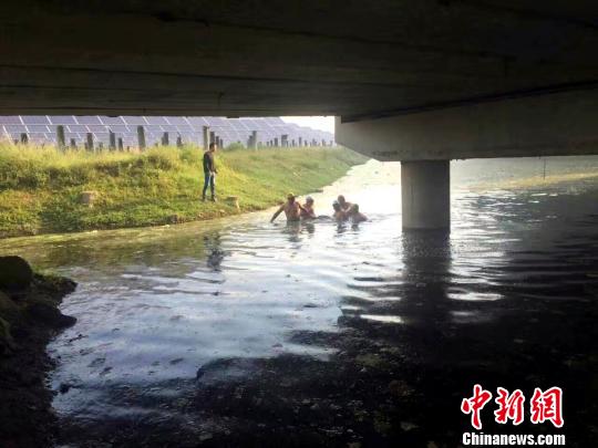 圖為經(jīng)過(guò)20分鐘的搜尋，溺亡者遺體被找到?！↑S偉 攝
