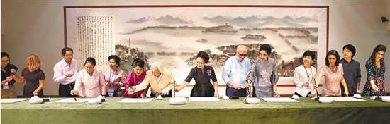 彭麗媛邀請來賓們一起書寫漢字“和”。新華社發(fā)