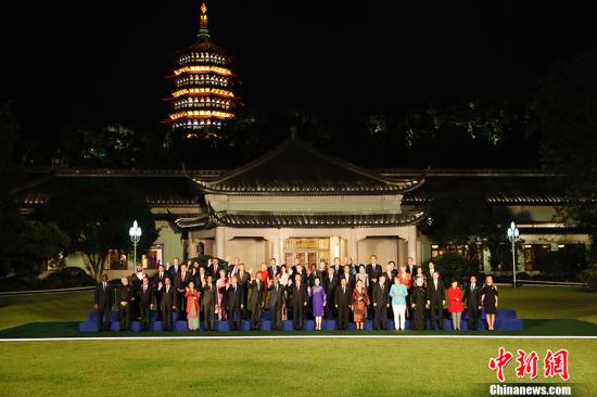 9月4日，國家主席習(xí)近平和夫人彭麗媛在杭州西子賓館舉行宴會，歡迎出席二十國集團(tuán)領(lǐng)導(dǎo)人杭州峰會的外方代表團(tuán)團(tuán)長及所有嘉賓。圖為習(xí)近平和彭麗媛同外方代表團(tuán)團(tuán)長及其配偶在室外草坪合影留念。 <a target='_blank' href='http://www.chinanews.com/'>中新社</a>記者 盛佳鵬 攝