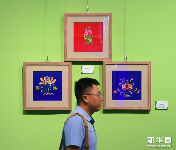 9月5日，觀眾從一組蒙古族傳統(tǒng)刺繡作品前走過(guò)。