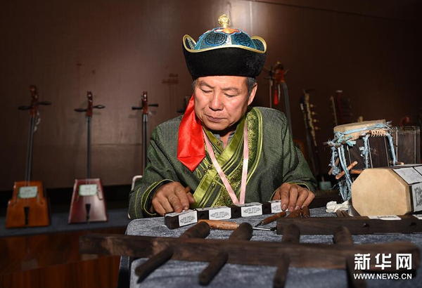 9月5日，內(nèi)蒙古自治區(qū)級(jí)傳承人胡慶海展示蒙古族拉弦樂(lè)器制作過(guò)程。