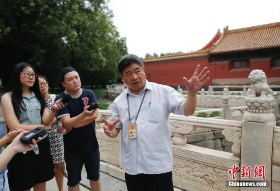 7月25日，故宮博物院院長單霽翔召開新聞發(fā)布會，詳解故宮排水系統(tǒng)營造與維護(hù)中的“工匠精神”，并帶領(lǐng)記者參觀故宮排水設(shè)施。 中新社記者 杜洋 攝