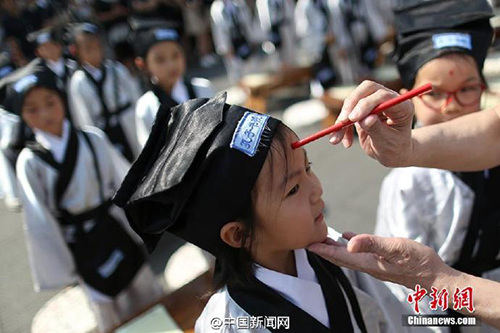 　　8月31日百余小學新生在南京夫子廟大成殿前“開筆破蒙”，通過向孔子像行禮、誦讀《論語》、學寫“人”字、朱砂開智、聆聽師長寄語等，宣告正式成為一名學生。