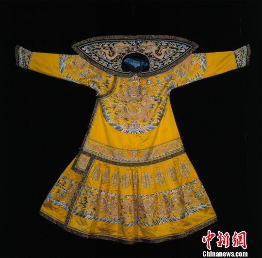 展品：明黃色緞繡彩云金龍紋男夾朝袍?！」蕦m博物院供圖　攝