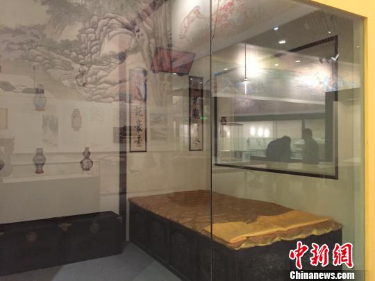 正在布置的展覽一角?！⌒鞐畹t　攝