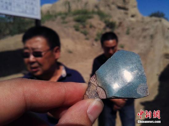 圖為在北庭故城南門西側(cè)城墻出土宋代瓷器碎片。中新社記者 王小軍 攝