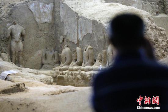 圖為北庭高昌回鶻佛寺遺址吸引游客拍照。中新社記者 王小軍 攝