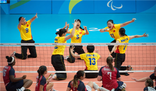 　 9月12日，在里約殘奧會坐式排球女子小組賽中，中國隊以3比2險勝美國隊。（均據(jù)新華社發(fā)）