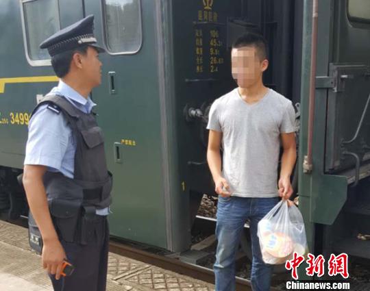 小盧對(duì)民警的幫助表示感謝?！⊥鹾瓯?攝