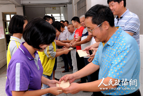 湖南洞口縣政協(xié)委員結對幫扶貧困學生