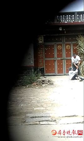 19日，一段長(zhǎng)近2分鐘的“陽信縣水落坡一名老人被兒子毆打”的視頻在網(wǎng)上流傳，記者證實(shí)，被打老人為陽信縣水落坡鎮(zhèn)侯塢村91歲村民侯德鳳，打人者為其六旬上門女婿孫某。
