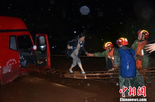 圖為消防泥石流中開展救援?！」?攝