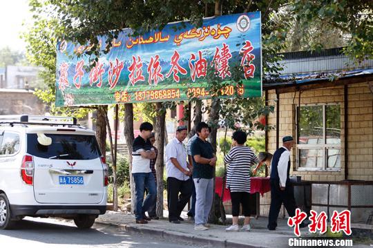 每天前來買馕的人在馕炕前排隊?！⊥跣≤?攝