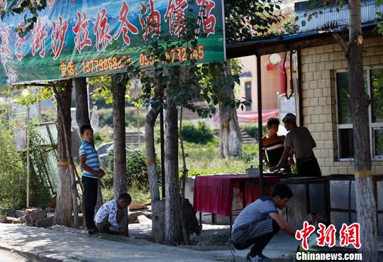 如今沙拉依冬？巴吾冬當(dāng)起了老板，雇傭四個(gè)小伙干活。　王小軍 攝