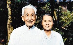 容庚，生于1894年，1983年去世。本名肇庚，字希白，號頌齋，廣東東莞人。我國著名的古文字學家、考古學家和收藏家，在篆刻學方面也有很高造詣。圖為晚年容庚與夫人。（資料圖片）