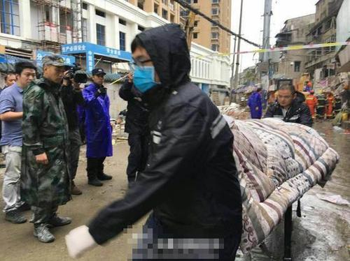 浙江溫州民房倒塌現(xiàn)場救出13人 其中8人已遇難