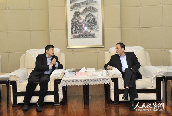 北京市東城區(qū)政協(xié)主席邵鵬（右）與人民政協(xié)報社黨組書記、總編輯周北川