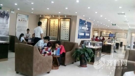 位于濟(jì)寧市萬達(dá)廣場寫字樓21樓，名叫濟(jì)寧圣雅文化的收藏品公司（視頻截圖）