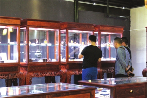 玉石雕刻精品展布展現(xiàn)場。 