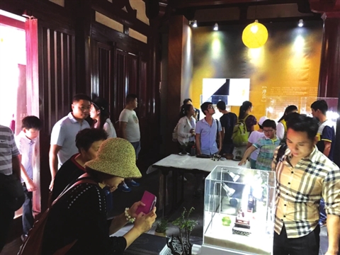 個人玉雕藝術(shù)展在寒山寺與游客見面。 