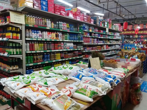 16日21時，三亞第三農(nóng)貿(mào)市場文通超市生活必需品充足。林詩婷攝