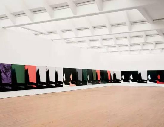 　　《影子》也曾在美國Hirshhorn的環(huán)形展廳進(jìn)行過展示 Installation view of Andy Warhol： Shadows at the Hirshhorn， September 25， 2011–January 15， 2012。 Photo： Cathy Carver。