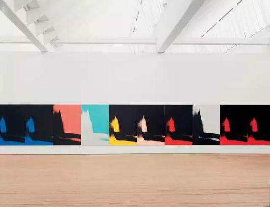 　　安迪·沃霍爾， 影子， 1978-1979； 迪亞藝術(shù)基金會(huì)， 現(xiàn)場圖；迪亞比肯， 紐約比肯?安迪·沃霍爾視覺藝術(shù)基金會(huì)/紐約藝術(shù)家版權(quán)協(xié)會(huì) （ARS） 攝影： 比爾·雅各布森