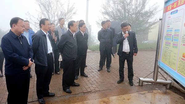 10月8日，劉曉峰率調(diào)研組在昆明市東川區(qū)烏龍鎮(zhèn)大水井村調(diào)研，龔建明參加調(diào)研