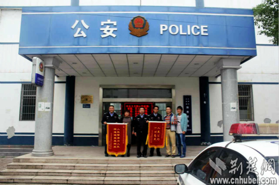 　　從左至右依次為陳貴派出所教導(dǎo)員李德林，陳貴鎮(zhèn)南山村村支書(shū)方細(xì)嬌，陳貴所刑事中隊(duì)長(zhǎng)柯亮，副所長(zhǎng)曹高華，小吳及其好友 通訊員 盧雯 攝