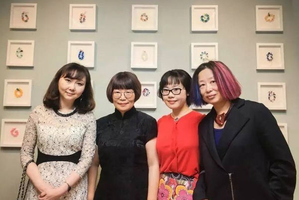 左起：參展藝術(shù)家邵亦楊，展覽總監(jiān)董慧萍副教授，學(xué)術(shù)主持傅怡靜博士后與著名藝術(shù)家肖魯女士