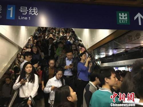 21日上午7時許，南京地鐵一號線發(fā)生故障。恰遇早高峰時期，大面積乘客滯留車站?！≈鞎苑f 攝