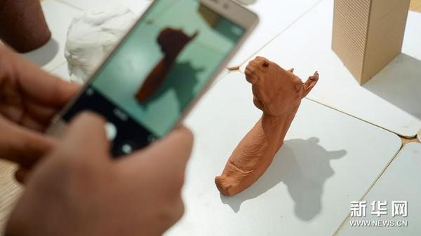 游客在拍攝一個“馬頭”形狀的3D陶瓷打印作品（10月19日攝）。
