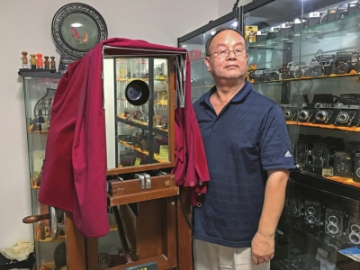 金鵬飛在家中的收藏室里，向我們展示他的古董相機們