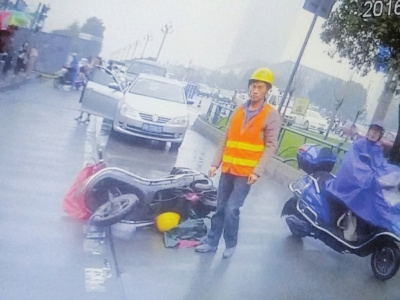 司機(jī)違章拒檢推倒電動車、掰斷交警手指（圖）