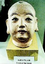 　　宋代泥塑沙彌頭像，這是此次追索行動追回的3000多件文物中的一件，后來在中國歷史博物館1998年舉辦的“打擊文物走私成果展覽”上展出