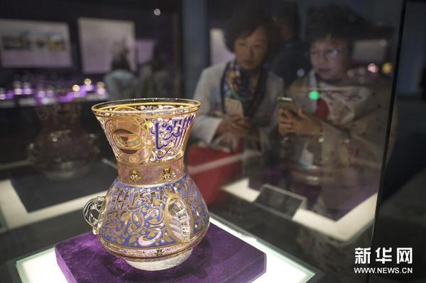 10月28日，參觀者在湖北省博物館欣賞展品。