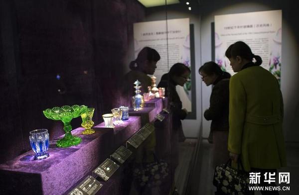 10月28日，參觀者在湖北省博物館欣賞展品。1