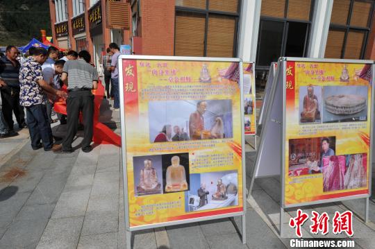 圖為10月28日，福建省大田縣舉行盼望章公祖師早日回歸故里簽名請愿活動?！埍?攝