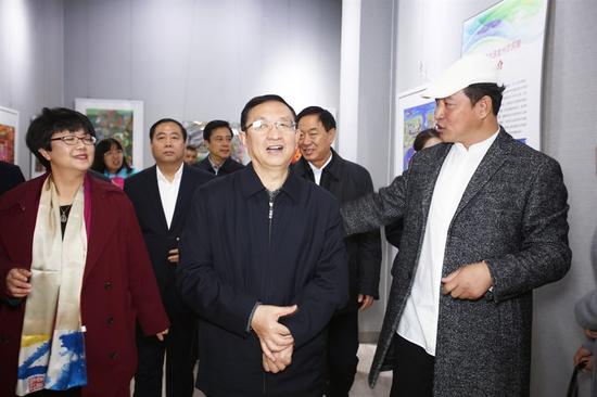 中國農(nóng)民書畫研究會常務副會長畢銘鑫向雒樹剛部長一行介紹