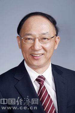 劉鵬，男，1951年9月生，重慶市人，1979年5月加入中國共產(chǎn)黨，1969年1月參加工作，重慶大學機械工程系固體力學專業(yè)研究生畢業(yè)，工學碩士。